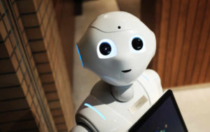 Freundlicher Roboter symbolisiert Marketing-Automation für B2B, Photo by Alex Knight on Unsplash