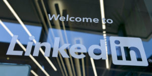 Schriftzug Welcome to LinkedIn für Business Development, von gregbulla, Unsplash